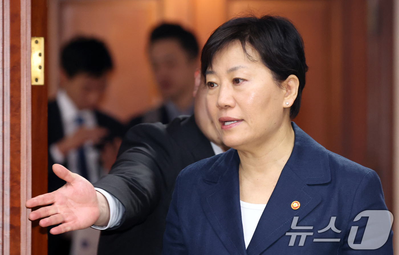 (서울=뉴스1) 김명섭 기자 = 송미령 농림축산식품부 장관이 7일 서울 종로구 세종대로 정부서울청사에서 화상으로 열린 민생물가 특별관리 관계장관 TF 회의에 참석하고 있다. 202 …