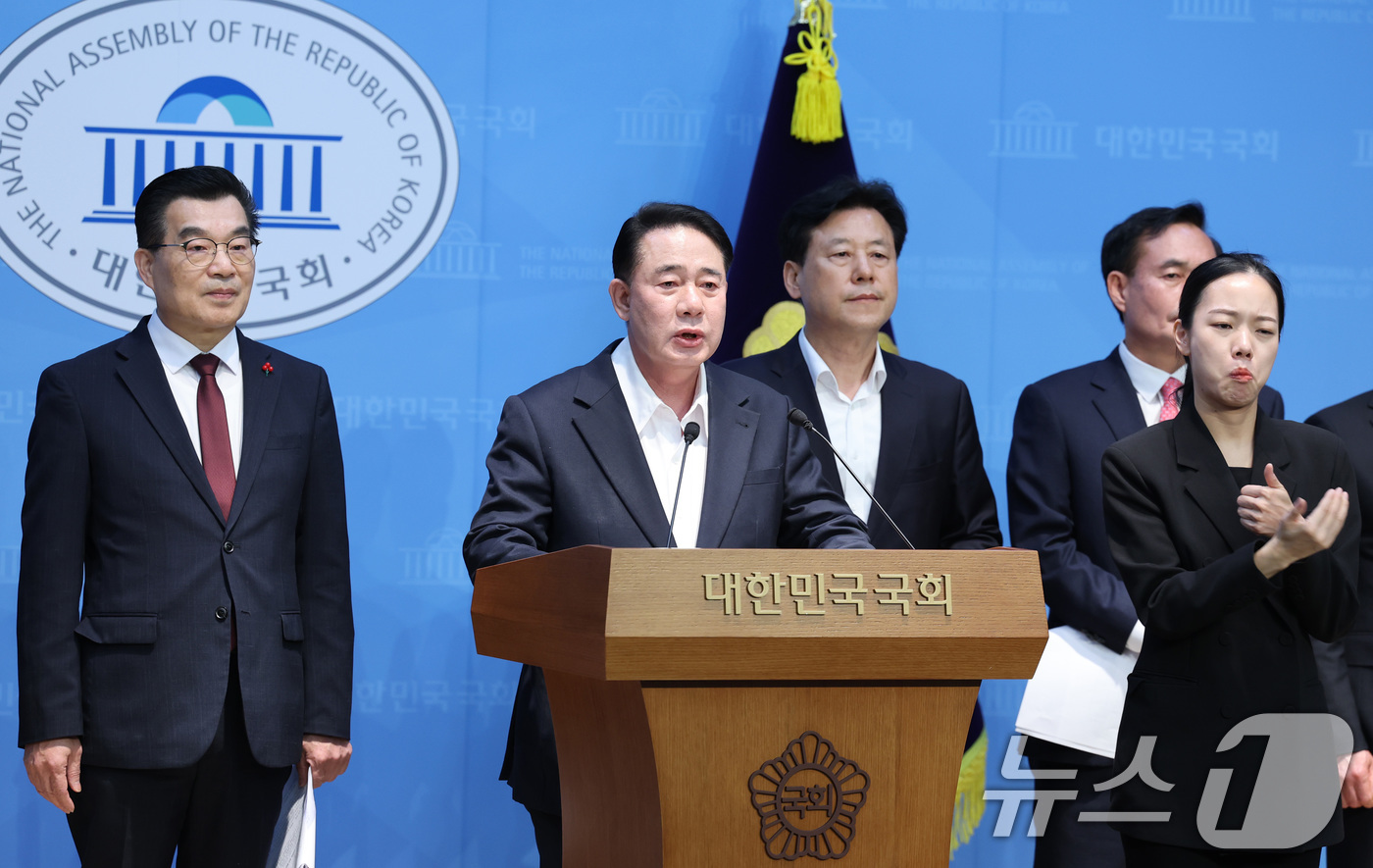 (서울=뉴스1) 신웅수 기자 = 국민의힘 원외당협위원장들이 7일 서울 여의도 국회 소통관에서  '조작 기소(공소 취소) 특검법' 반대 기자회견을 하고 있다. 2026.5.7/뉴스1 …
