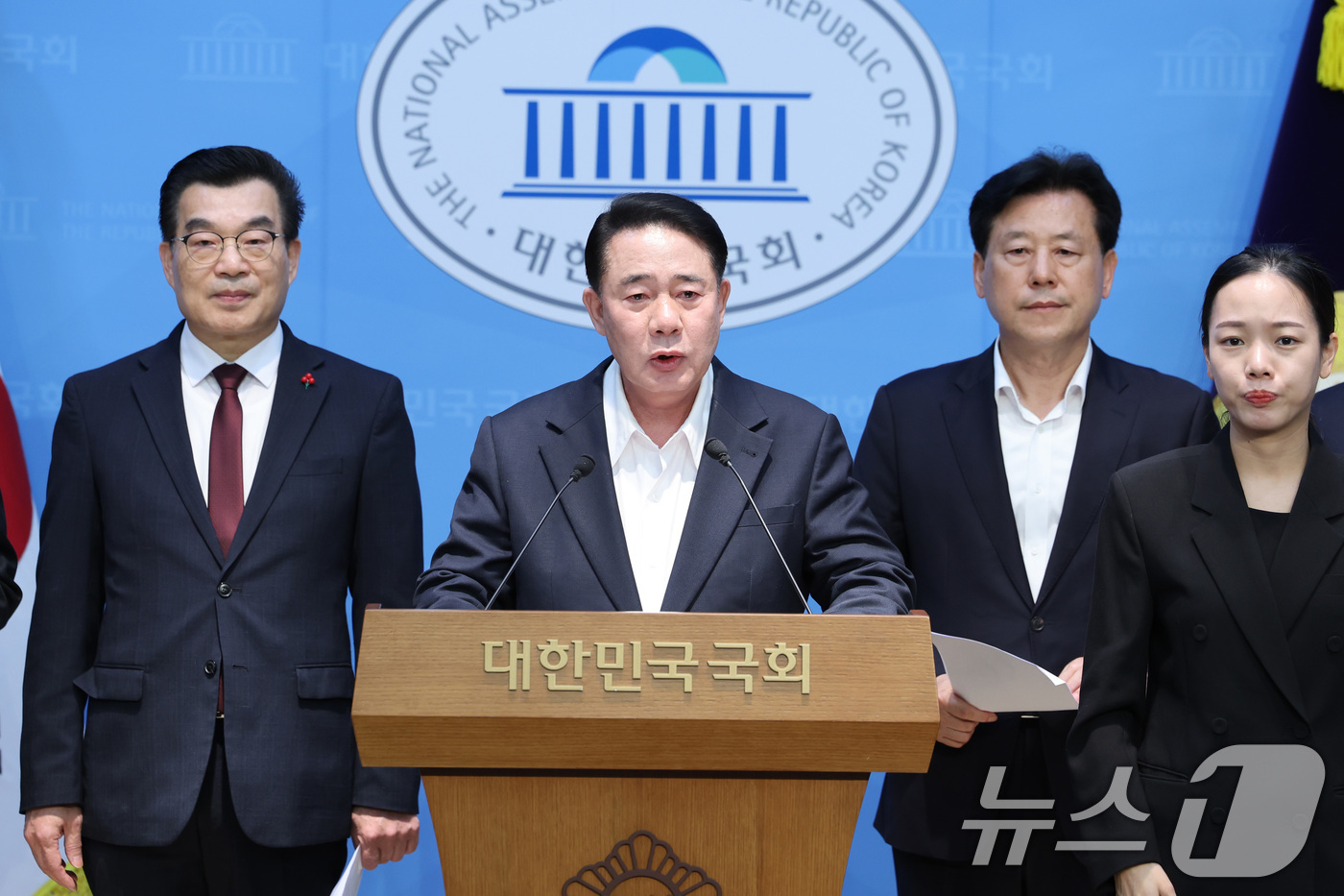 (서울=뉴스1) 신웅수 기자 = 국민의힘 원외당협위원장들이 7일 서울 여의도 국회 소통관에서  '조작 기소(공소 취소) 특검법' 반대 기자회견을 하고 있다. 2026.5.7/뉴스1 …
