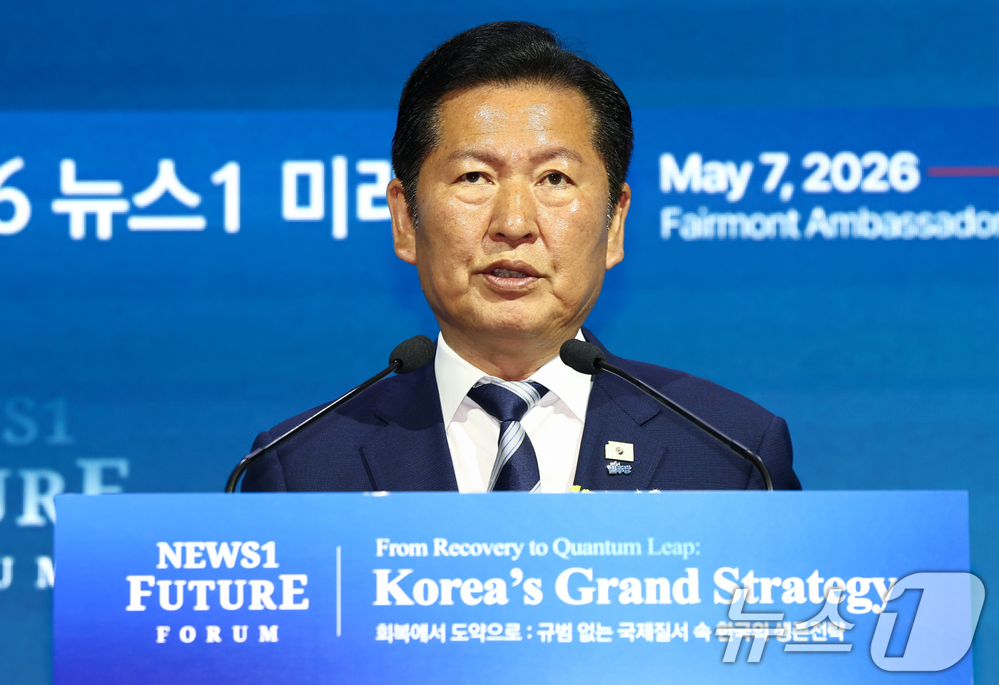 (서울=뉴스1) 김민지 기자 = 정청래 더불어민주당 대표가 7일 서울 여의도 페어몬트 앰배서더 호텔에서 열린 뉴스1 미래포럼에서 축사를 하고 있다.'회복에서 도약으로 : 규범 없는 …