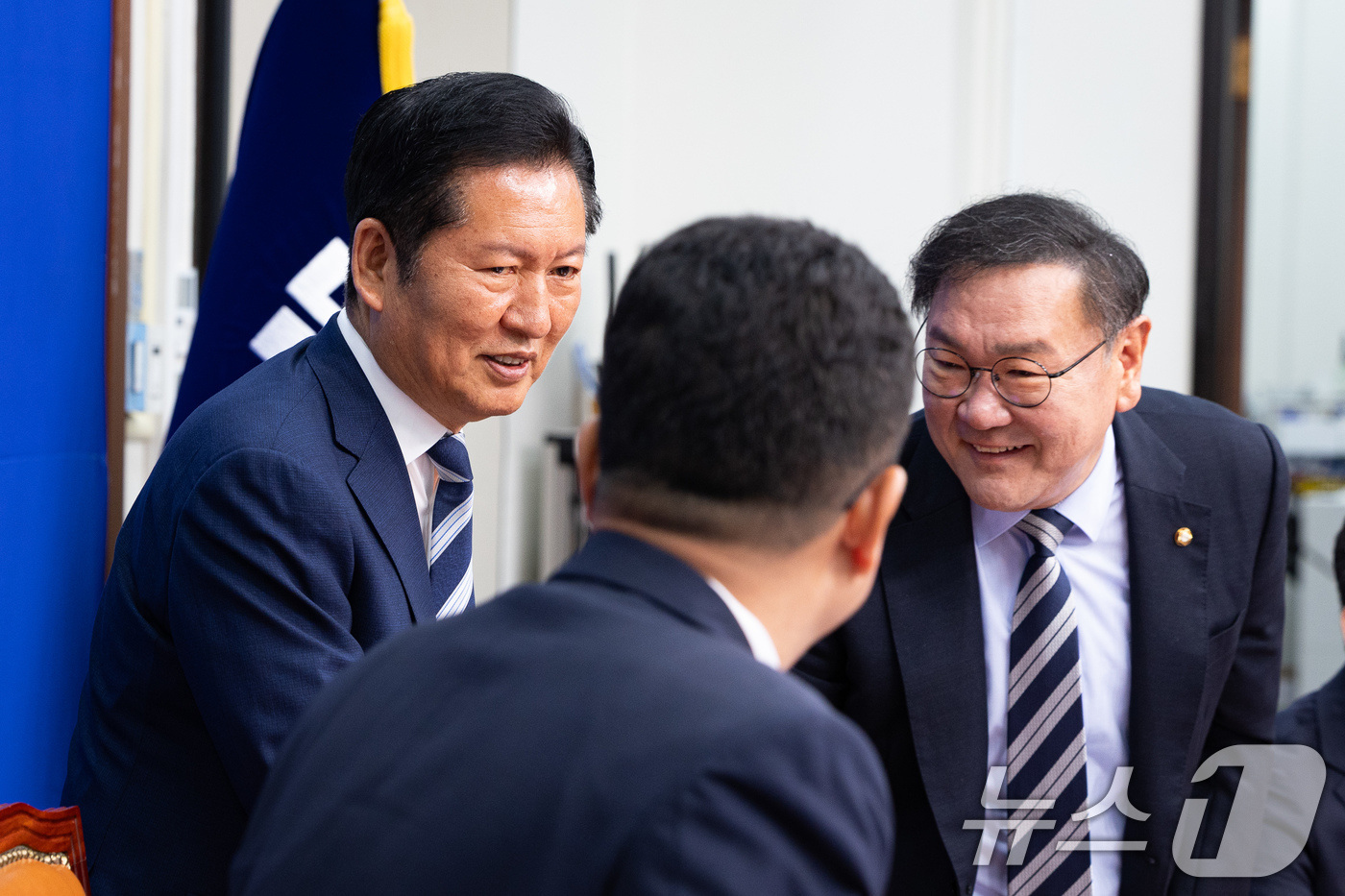 (서울=뉴스1) 유승관 기자 = 정청래 더불어민주당 대표가 7일 서울 여의도 국회에서 열린 '착!붙 공약 프로젝트' 20호·21호·22호 공약 발표에서 김태년 의원 등 참석자들과 …
