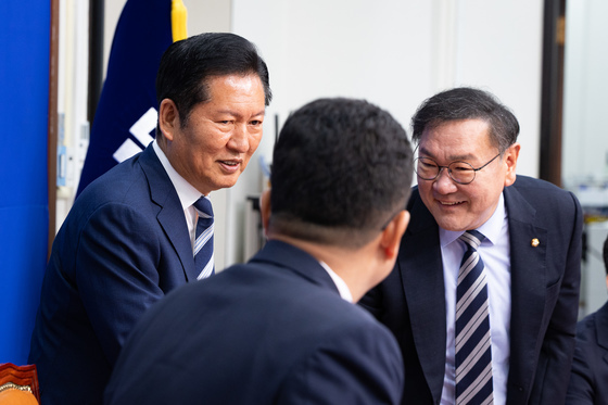 김태년 의원 등 참석자들과 인사하는 정청래 대표