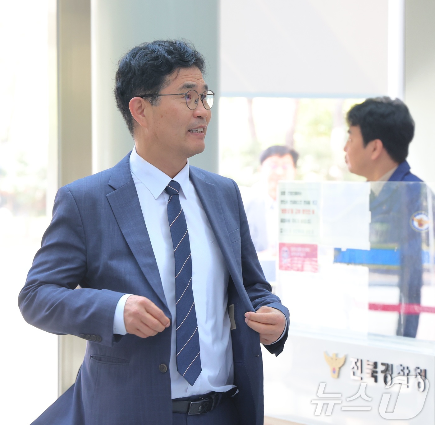 (전주=뉴스1) 유경석 기자 = 공직선거법 위반 혐의를 받는 이원택 더불어민주당 전북도지사 예비후보가 7일 전북 전주시 전북경찰청에 조사를 받기 위해 출석하고 있다. 2026.5. …