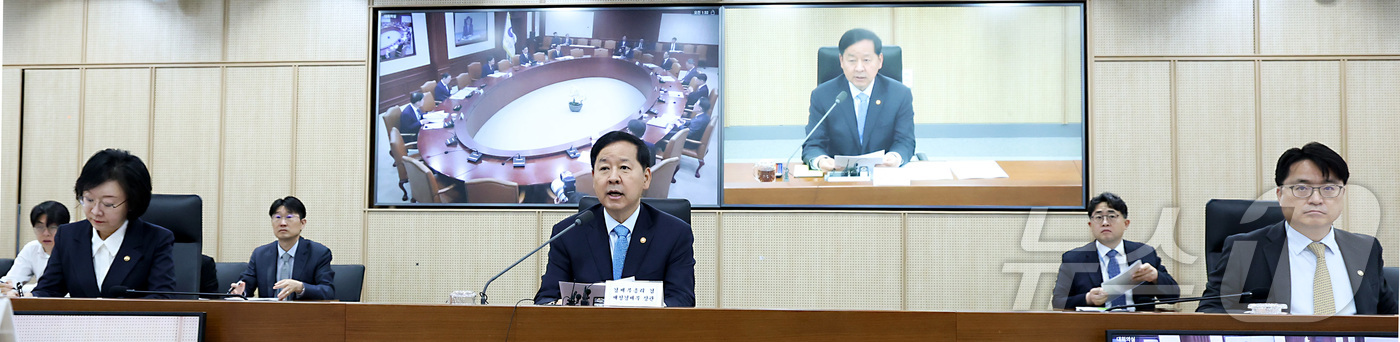 (세종=뉴스1) 김기남 기자 = 구윤철 부총리 겸 재정경제부 장관이 7일 세종시 정부세종청사에서 민생물가 특별관리 관계장관 TF 회의를 주재하며 소비자물가동향, 할당관세 개선방안 …