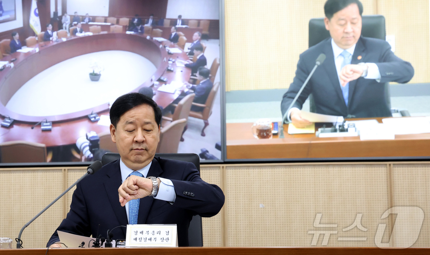 (세종=뉴스1) 김기남 기자 = 구윤철 부총리 겸 재정경제부 장관이 7일 세종시 정부세종청사에서 민생물가 특별관리 관계장관 TF 회의에 참석하며 시계를 보고 있다. 2026.5.7 …