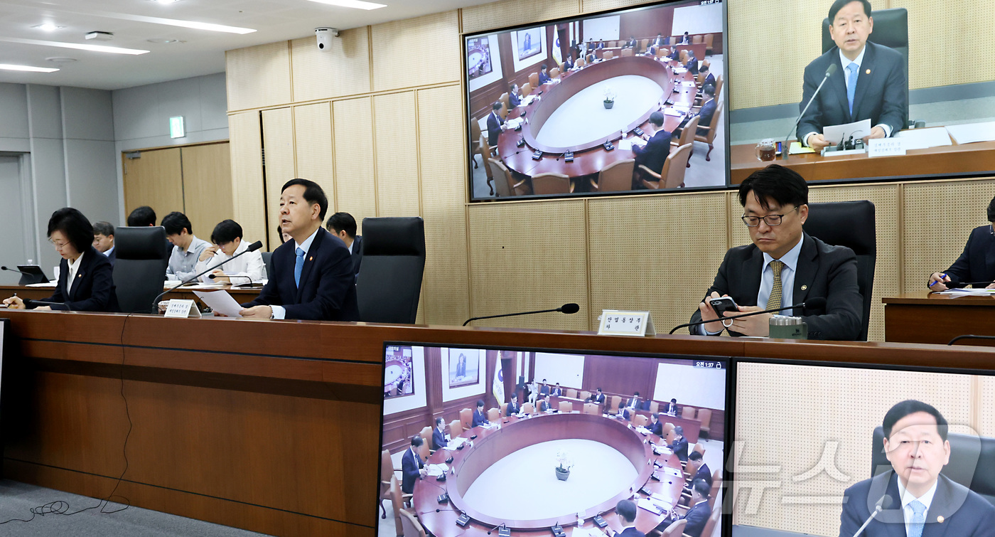 (세종=뉴스1) 김기남 기자 = 구윤철 부총리 겸 재정경제부 장관이 7일 세종시 정부세종청사에서 소비자물가동향, 할당관세 개선방안 후속조치, 중동전쟁 대응방안 등 민생물가 특별관리 …