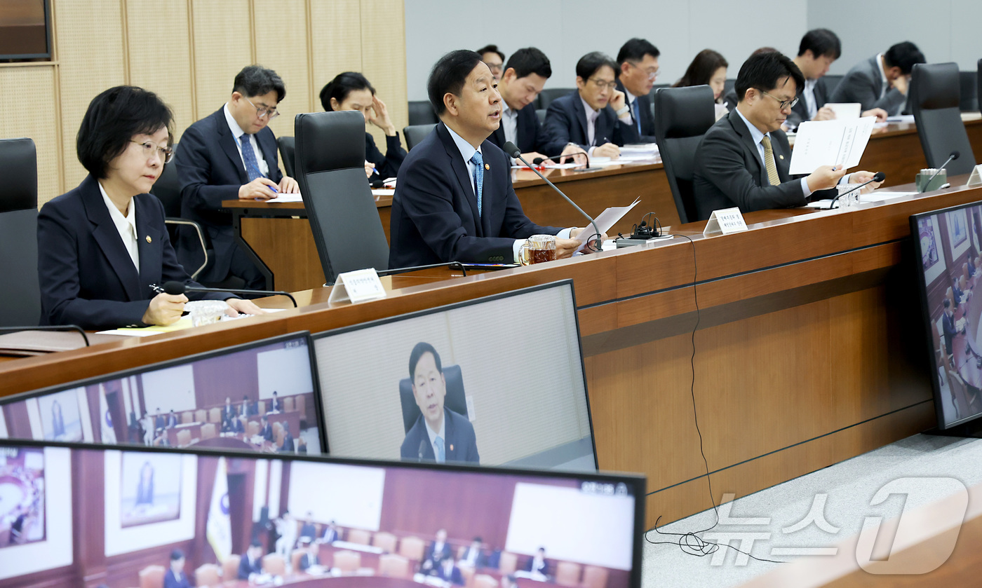 (세종=뉴스1) 김기남 기자 = 구윤철 부총리 겸 재정경제부 장관이 7일 세종시 정부세종청사에서 소비자물가동향, 할당관세 개선방안 후속조치, 중동전쟁 대응방안 등 민생물가 특별관리 …