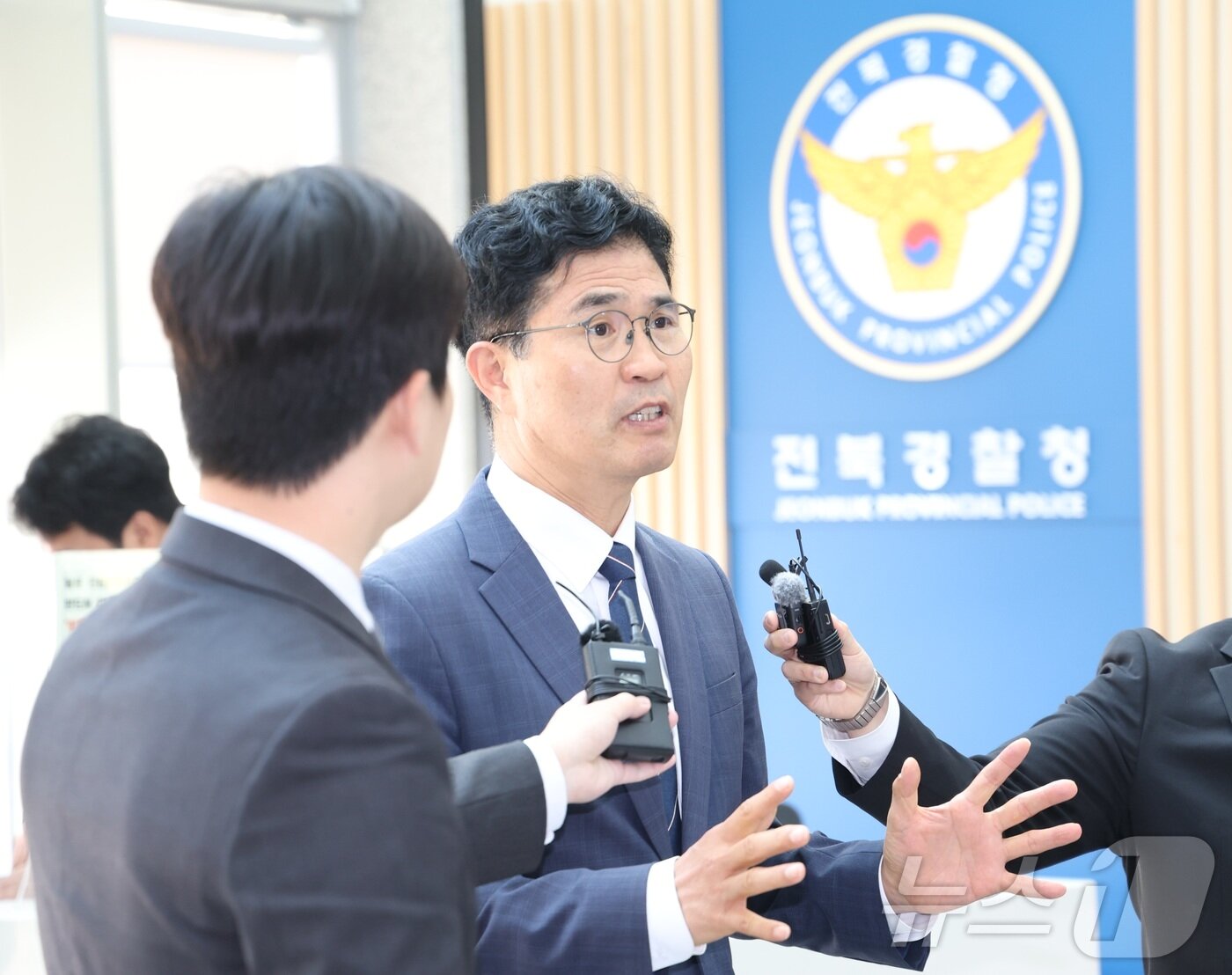 본문 이미지 - 공직선거법 위반 혐의를 받는 이원택 더불어민주당 전북도지사 예비후보가 7일 전북 전주시 전북경찰청에 출석해 취재진의 질의에 답변을 하고 있다. 2026.5.7 ⓒ 뉴스1 유경석 기자
