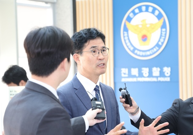 경찰 소환조사 출석한 이원택 후보 "하나님께 맹세코 대납 요청 안해"