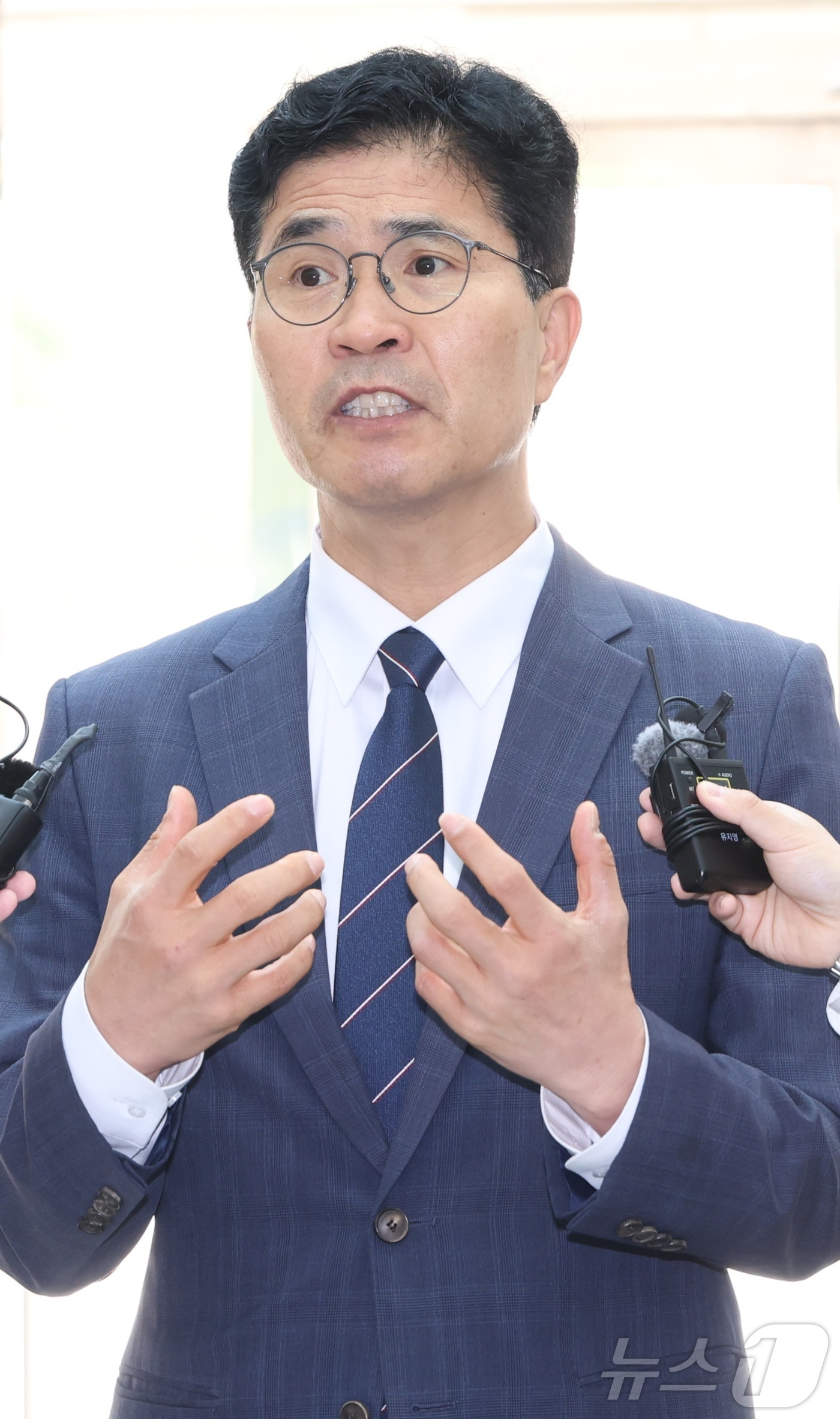 (전주=뉴스1) 유경석 기자 = 공직선거법 위반 혐의를 받는 이원택 더불어민주당 전북도지사 예비후보가 7일 전북 전주시 전북경찰청에 출석해 취재진의 질의에 답변을 하고 있다. 20 …