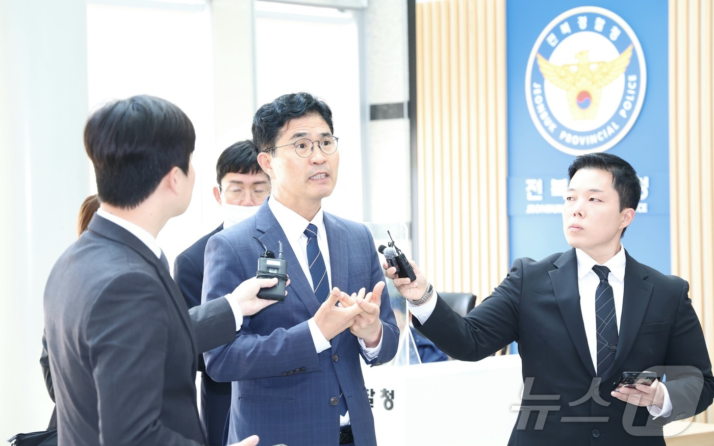 (전주=뉴스1) 유경석 기자 = 공직선거법 위반 혐의를 받는 이원택 더불어민주당 전북도지사 예비후보가 7일 전북 전주시 전북경찰청에 출석해 취재진의 질의에 답변을 하고 있다. 20 …