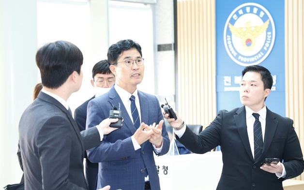 이원택 민주당 전북도지사 예비후보 조사 위해 경찰 출석
