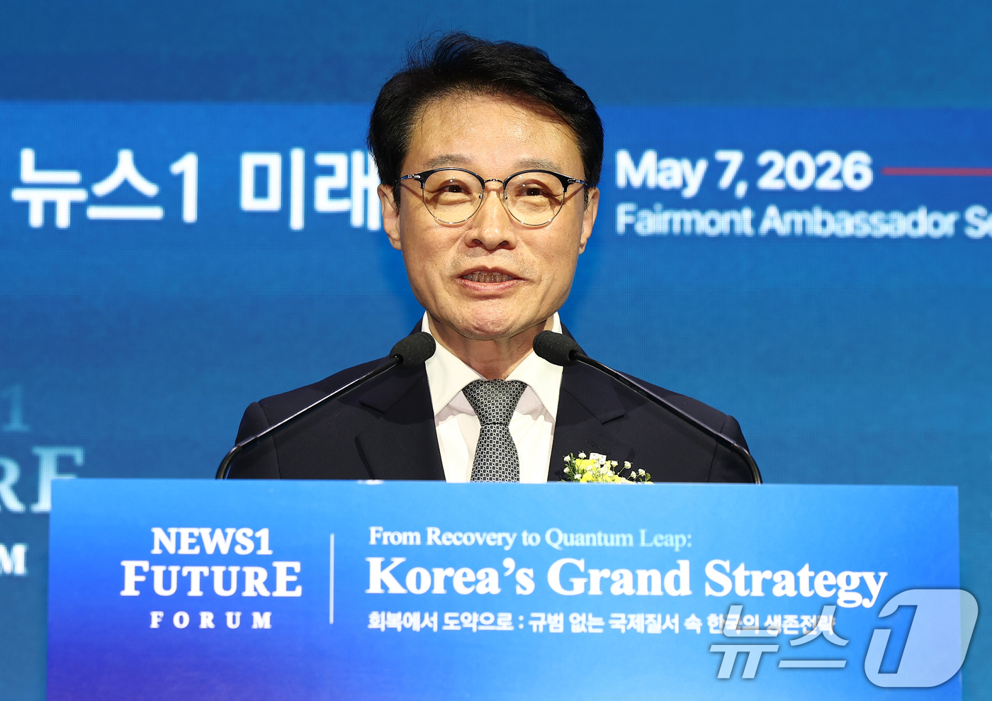 (서울=뉴스1) 김민지 기자 = 이규연 대통령비서실 홍보소통수석이 7일 서울 여의도 페어몬트 앰배서더 호텔에서 열린 뉴스1 미래포럼에서 이재명 대통령의 축사를 대독하고 있다.'회복 …