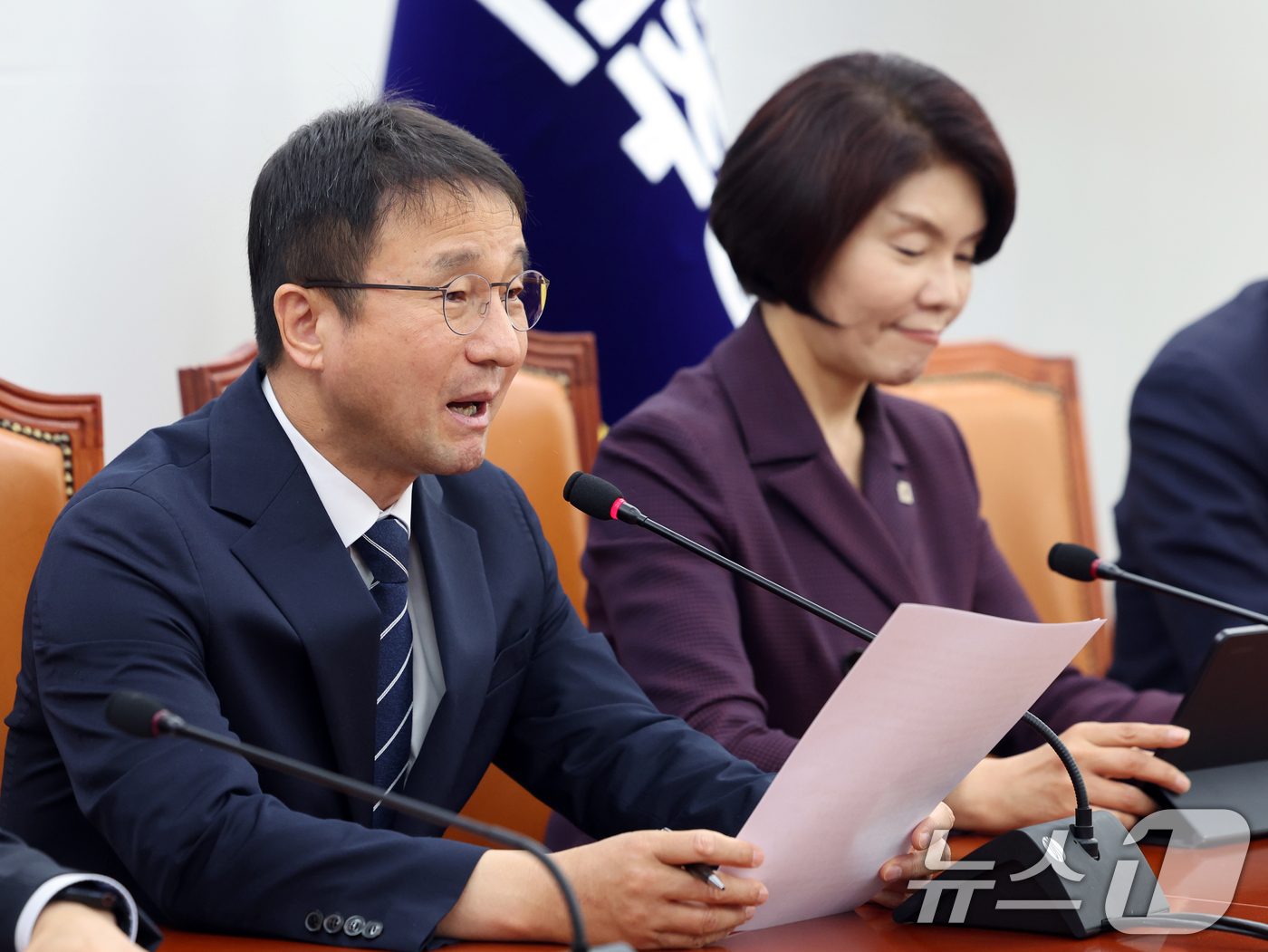 (서울=뉴스1) 황기선 기자 = 한병도 더불어민주당 원내대표가 7일 오전 서울 여의도 국회에서 열린 정책조정회의에서 모두발언을 하고 있다.  2026.5.7/뉴스1