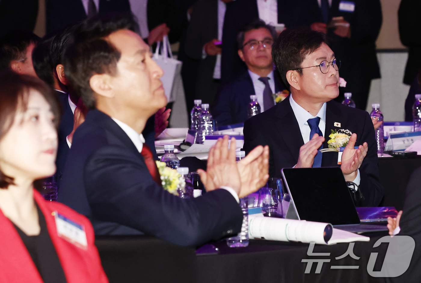 (서울=뉴스1) 김민지 기자 = 정원오 더불어민주당 서울시장 후보와 오세훈 국민의힘 서울시장 후보가 7일 서울 여의도 페어몬트 앰배서더 호텔에서 열린 뉴스1 미래포럼에 참석해 손뼉 …