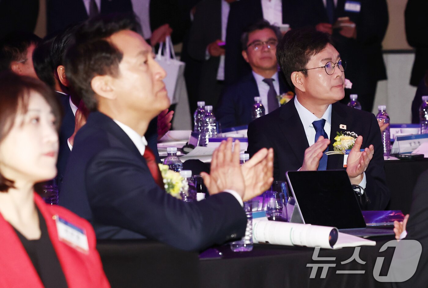 본문 이미지 - 정원오 더불어민주당 서울시장 후보와 오세훈 국민의힘 서울시장 후보가 7일 서울 여의도 페어몬트 앰배서더 호텔에서 열린 뉴스1 미래포럼에 참석해 손뼉을 치고 있다. 2026.5.7 ⓒ 뉴스1 김민지 기자