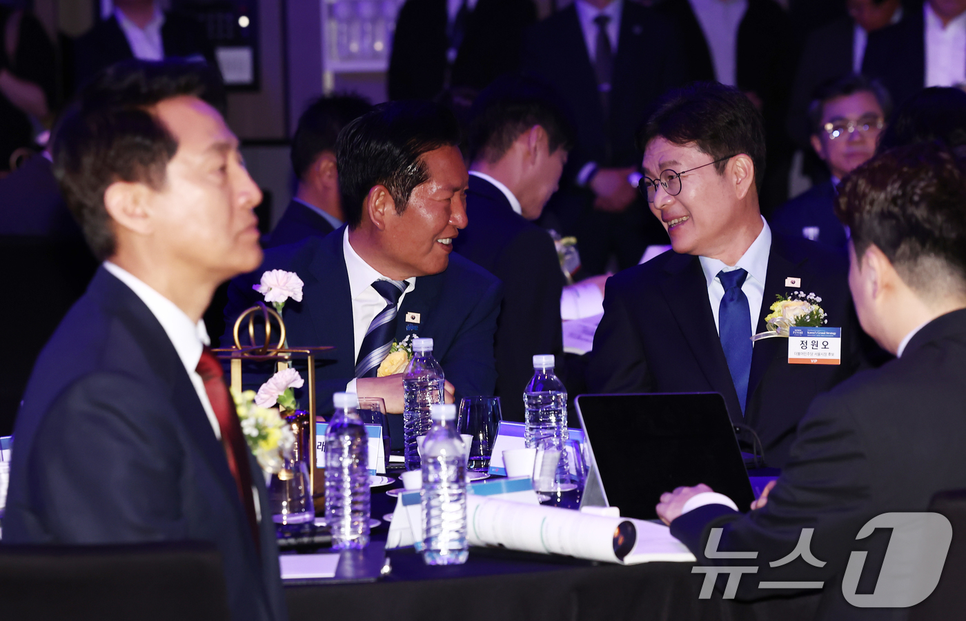 (서울=뉴스1) 김민지 기자 = 더불어민주당 정청래 대표와 정원오 서울시장 후가 7일 서울 여의도 페어몬트 앰배서더 호텔에서 열린 뉴스1 미래포럼에 참석해 대화하고 있다. 왼쪽은 …