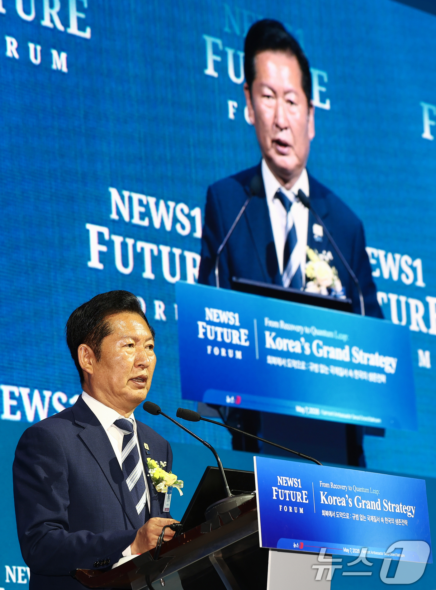 (서울=뉴스1) 김민지 기자 = 정청래 더불어민주당 대표가 7일 서울 여의도 페어몬트 앰배서더 호텔에서 열린 뉴스1 미래포럼에서 축사를 하고 있다.'회복에서 도약으로 : 규범 없는 …