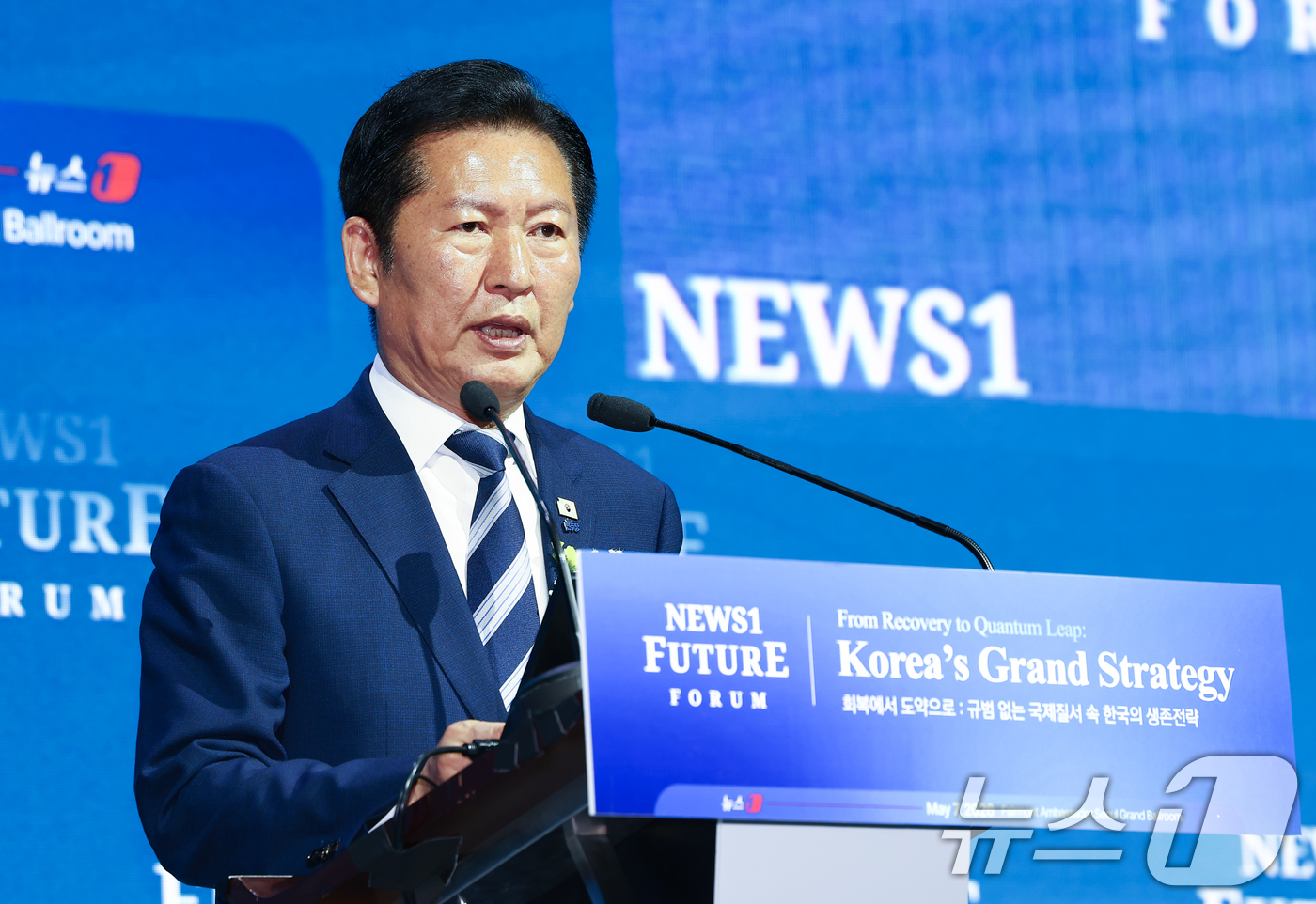 (서울=뉴스1) 김민지 기자 = 정청래 더불어민주당 대표가 7일 서울 여의도 페어몬트 앰배서더 호텔에서 열린 뉴스1 미래포럼에서 축사를 하고 있다.'회복에서 도약으로 : 규범 없는 …