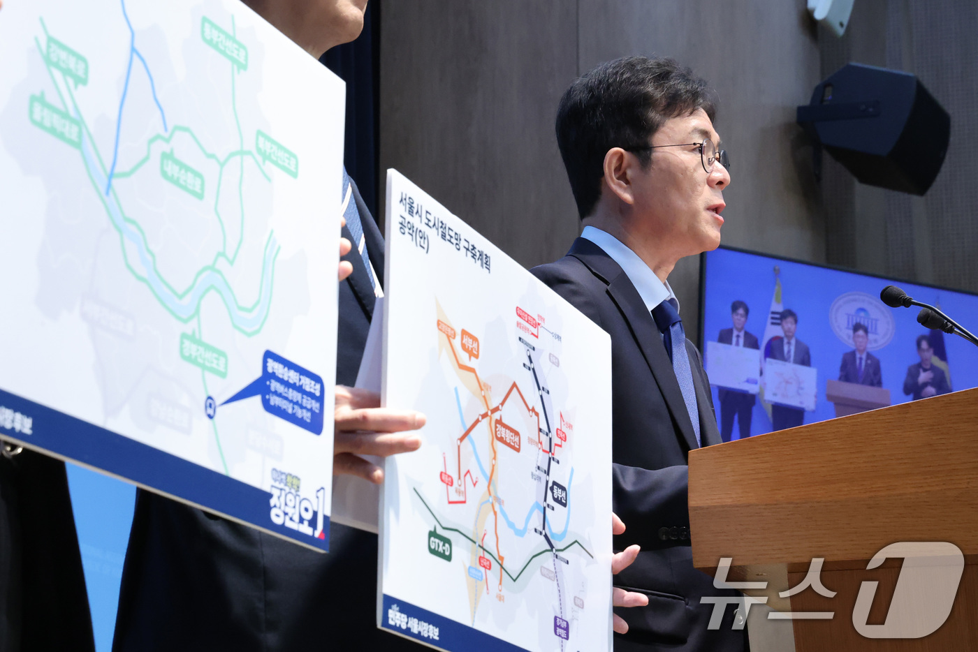(서울=뉴스1) 신웅수 기자 = 정원오 더불어민주당 서울시장 후보가 7일 서울 여의도 국회 소통관에서 교통 공약을 발표하고 있다. 2026.5.7/뉴스1