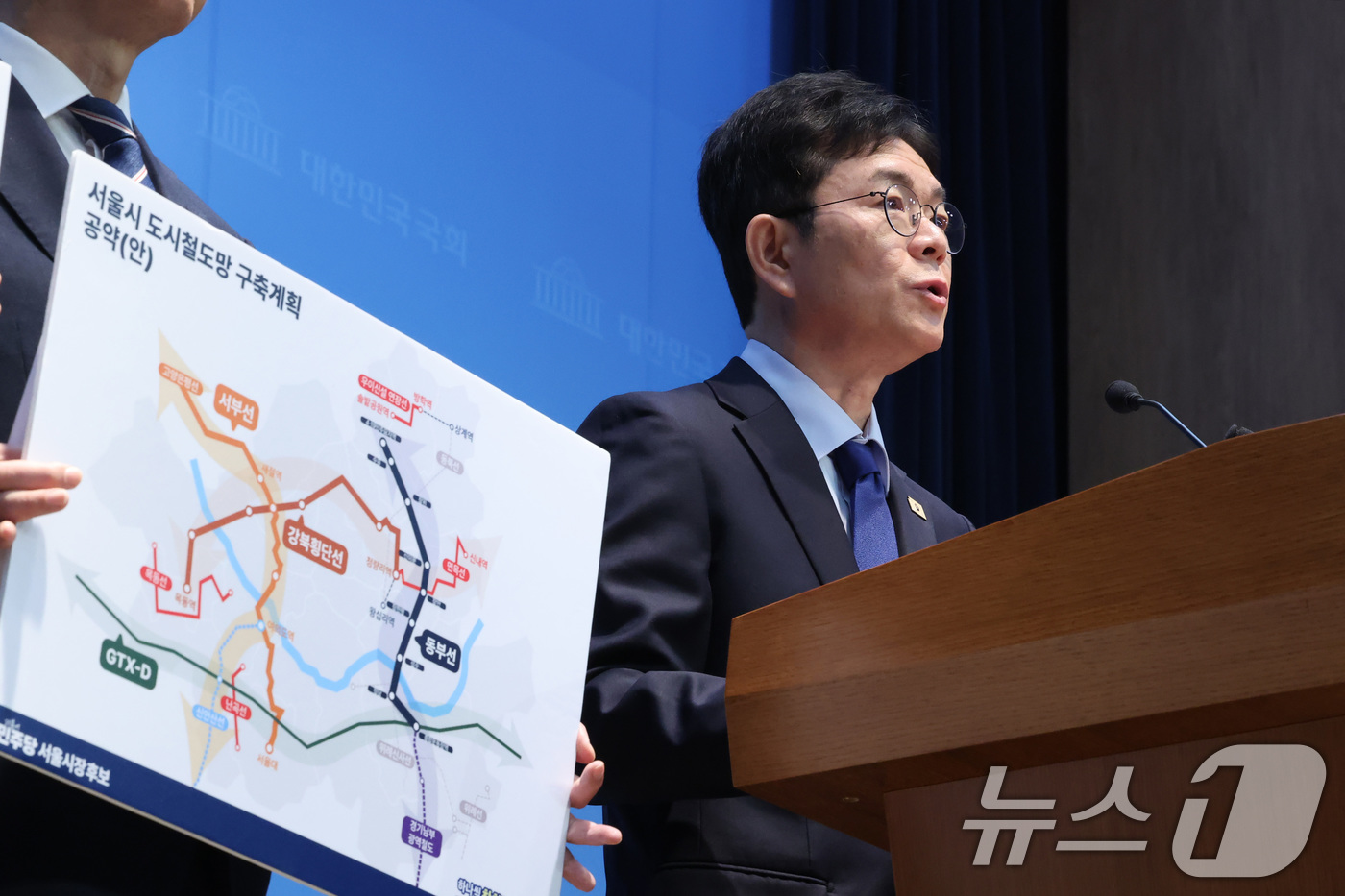 (서울=뉴스1) 신웅수 기자 = 정원오 더불어민주당 서울시장 후보가 7일 서울 여의도 국회 소통관에서 교통 공약을 발표하고 있다. 2026.5.7/뉴스1