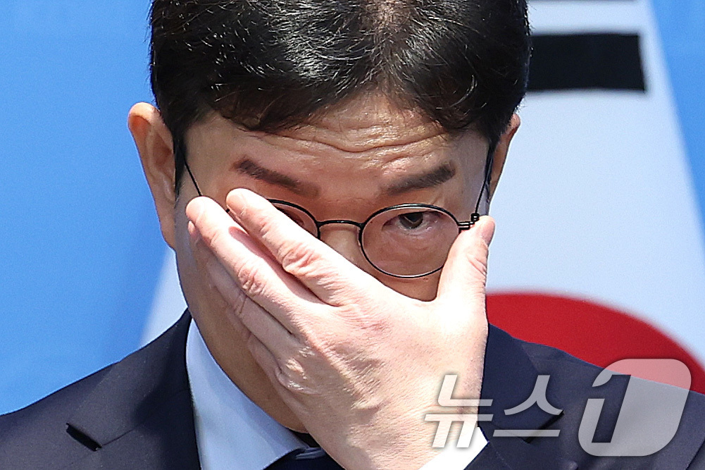 (서울=뉴스1) 신웅수 기자 = 정원오 더불어민주당 서울시장 후보가 7일 서울 여의도 국회 소통관에서열린 교통 공약 발표에서 안경을 고쳐쓰고 있다. 2026.5.7/뉴스1