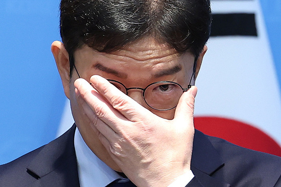안경 고쳐쓰는 정원오 후보