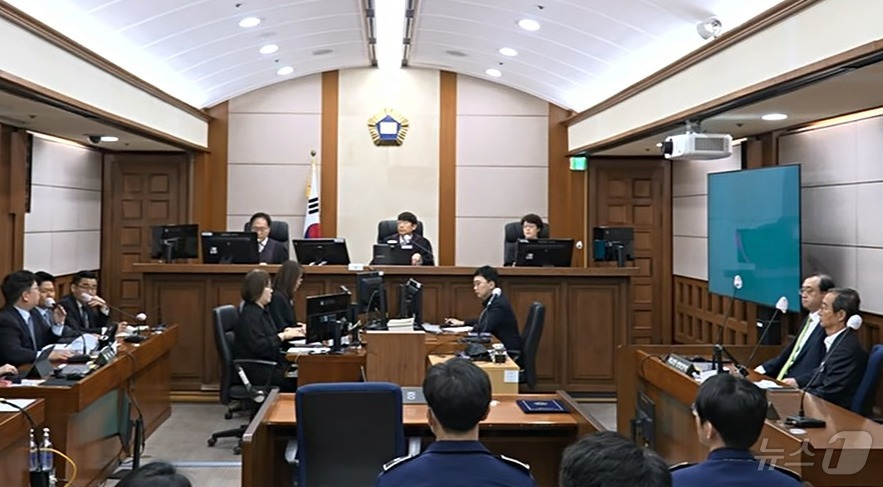 (서울=뉴스1) = 한덕수 전 총리가 7일 오전 서울 서초구 서울고등법원에서 열린 내란우두머리방조 등 2심 선고 공판에 출석하고 있다. (서울고등법원 제공. 재판매 및 DB 금지) …