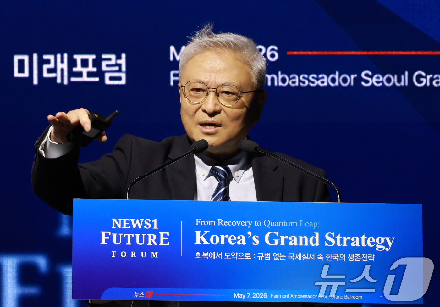 (서울=뉴스1) 임세영 기자 = 옌쉐퉁 중국 칭화대 국제관계연구원 명예원장이 7일 서울 여의도 페어몬트 앰배서더 호텔에서 열린 뉴스1 미래포럼에서 중국의 외교와 탈세계화를 주제로 …
