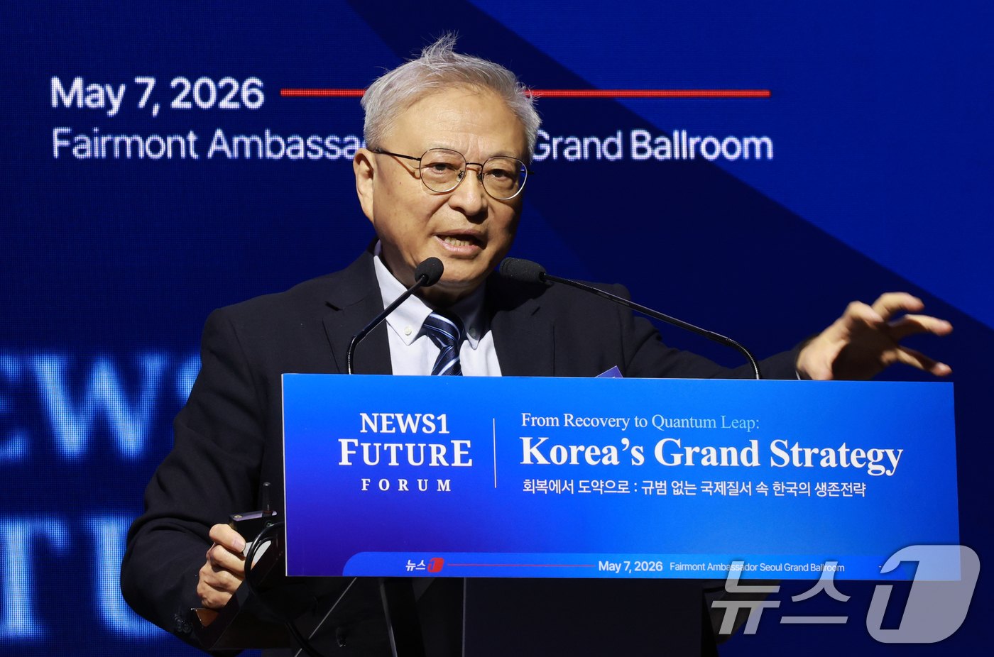 (서울=뉴스1) 임세영 기자 = 옌쉐퉁 중국 칭화대 국제관계연구원 명예원장이 7일 서울 여의도 페어몬트 앰배서더 호텔에서 열린 뉴스1 미래포럼에서 중국의 외교와 탈세계화를 주제로 …