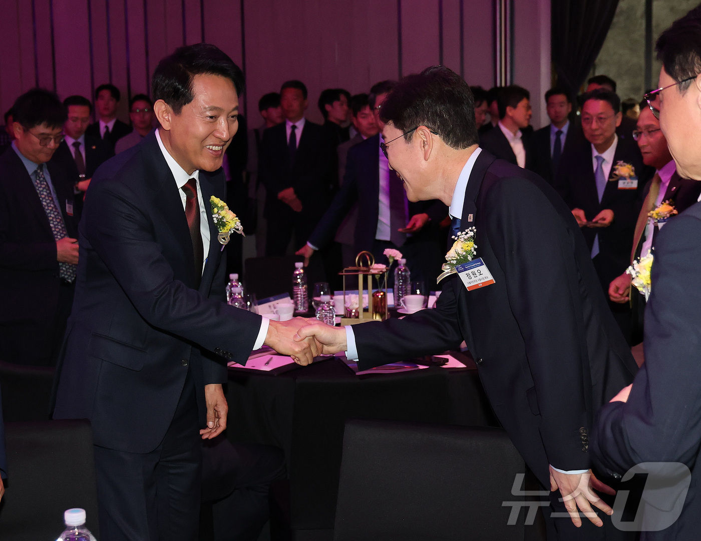 (서울=뉴스1) 임세영 기자 = 정원오 더불어민주당 서울시장 후보와 오세훈 국민의힘 서울시장 후보가 7일 서울 여의도 페어몬트 앰배서더 호텔에서 열린 뉴스1 미래포럼에서 인사하고 …