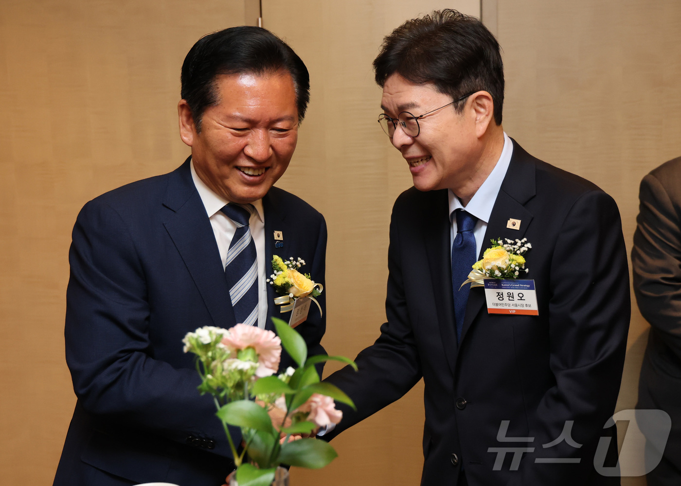 (서울=뉴스1) 임세영 기자 = 정청래 더불어민주당 대표와 정원오 서울시장 후보가 7일 서울 여의도 페어몬트 앰배서더 호텔에서 열리는 뉴스1 미래포럼에 앞서 열린 사전 리셉션에서 …