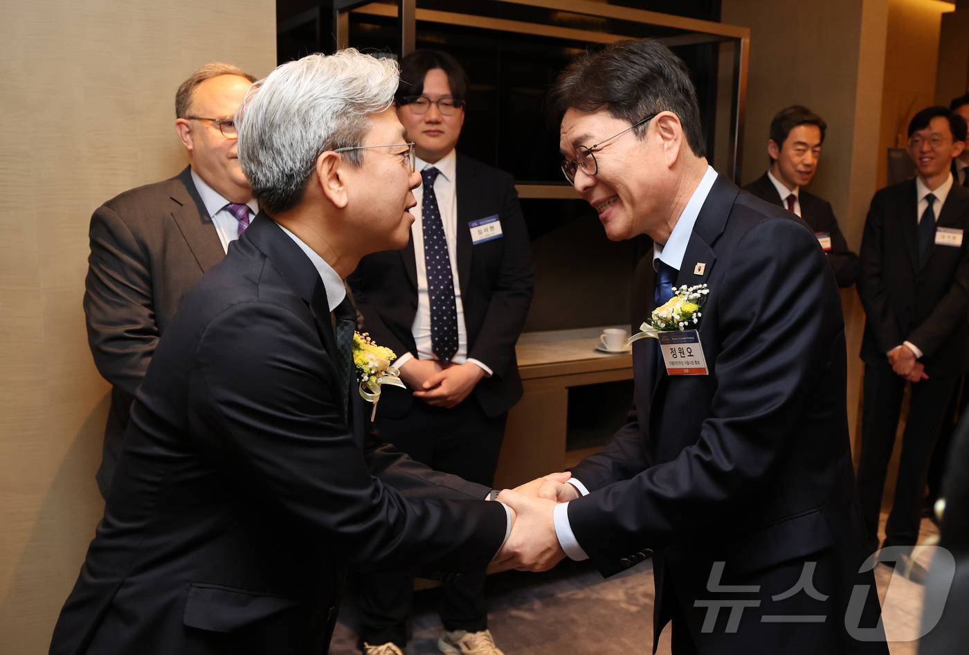 (서울=뉴스1) 임세영 기자 = 이영섭 뉴스1 대표이사와 정원오 더불어민주당 서울시장 후보가 7일 서울 여의도 페어몬트 앰배서더 호텔에서 열리는 뉴스1 미래포럼에 앞서 열린 사전 …