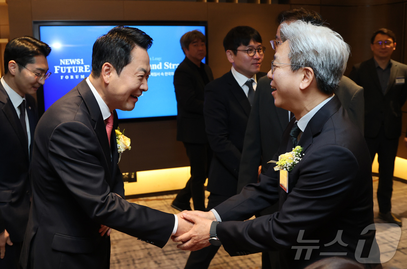 (서울=뉴스1) 임세영 기자 = 이영섭 뉴스1 대표이사와 장동혁 국민의힘 대표가 7일 서울 여의도 페어몬트 앰배서더 호텔에서 열리는 뉴스1 미래포럼에 앞서 열린 사전 리셉션에서 악 …