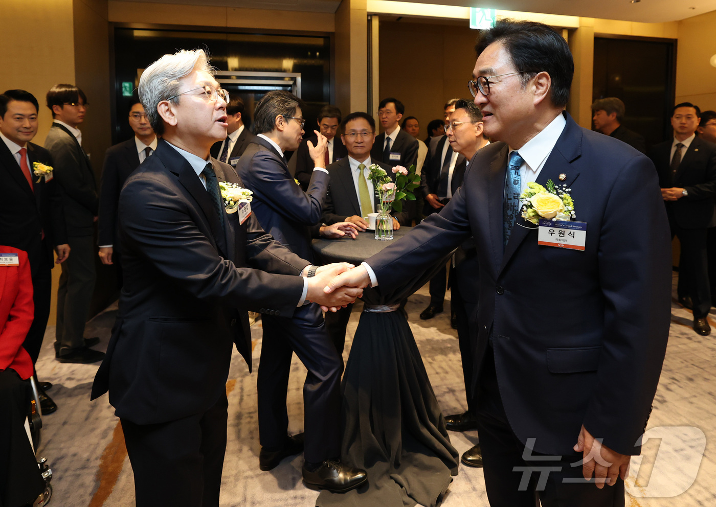 (서울=뉴스1) 임세영 기자 = 이영섭 뉴스1 대표이사와 우원식 국회의장이 7일 서울 여의도 페어몬트 앰배서더 호텔에서 열리는 뉴스1 미래포럼에 앞서 열린 사전 리셉션에서 악수를 …