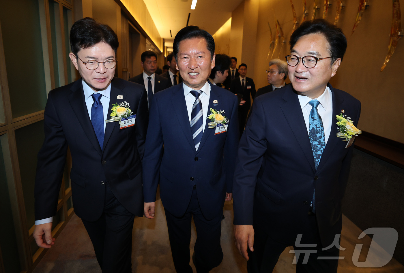 (서울=뉴스1) 임세영 기자 = 우원식 국회의장(오른쪽부터), 정청래 더불어민주당 대표, 정원오 민주당 서울시장 후보가 7일 서울 여의도 페어몬트 앰배서더 호텔에서 열린 뉴스1 미 …