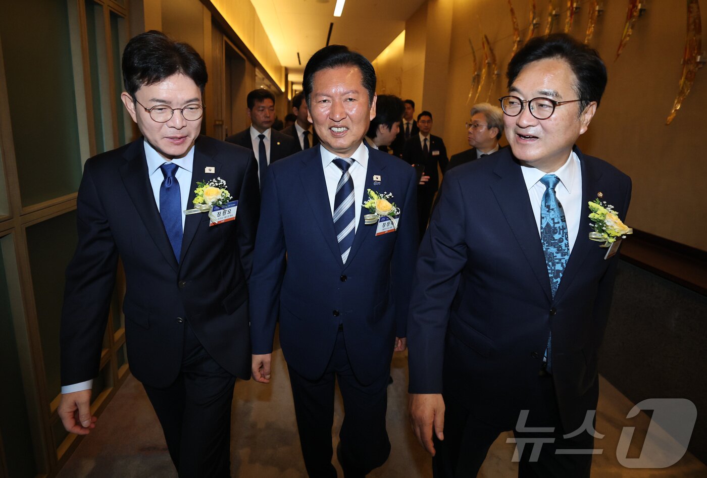 본문 이미지 - 우원식 국회의장(오른쪽부터), 정청래 더불어민주당 대표, 정원오 민주당 서울시장 후보가 7일 서울 여의도 페어몬트 앰배서더 호텔에서 열린 뉴스1 미래포럼에 참석하고 있다. '회복에서 도약으로 : 규범 없는 국제질서 속 한국의 생존전략’를 주제로 열린 이번 포럼은 뉴스1 주최로 열렸다. 2026.5.7 ⓒ 뉴스1 임세영 기자