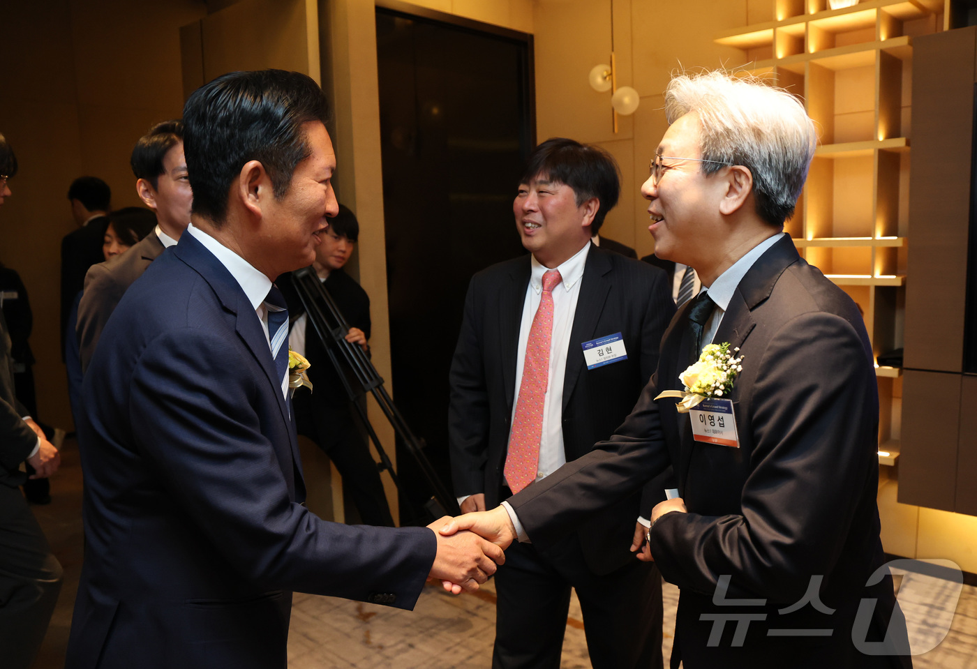 (서울=뉴스1) 임세영 기자 = 이영섭 뉴스1 대표이사와 정청래 더불어민주당 대표가 7일 서울 여의도 페어몬트 앰배서더 호텔에서 열리는 뉴스1 미래포럼에 앞서 열린 사전 리셉션에서 …