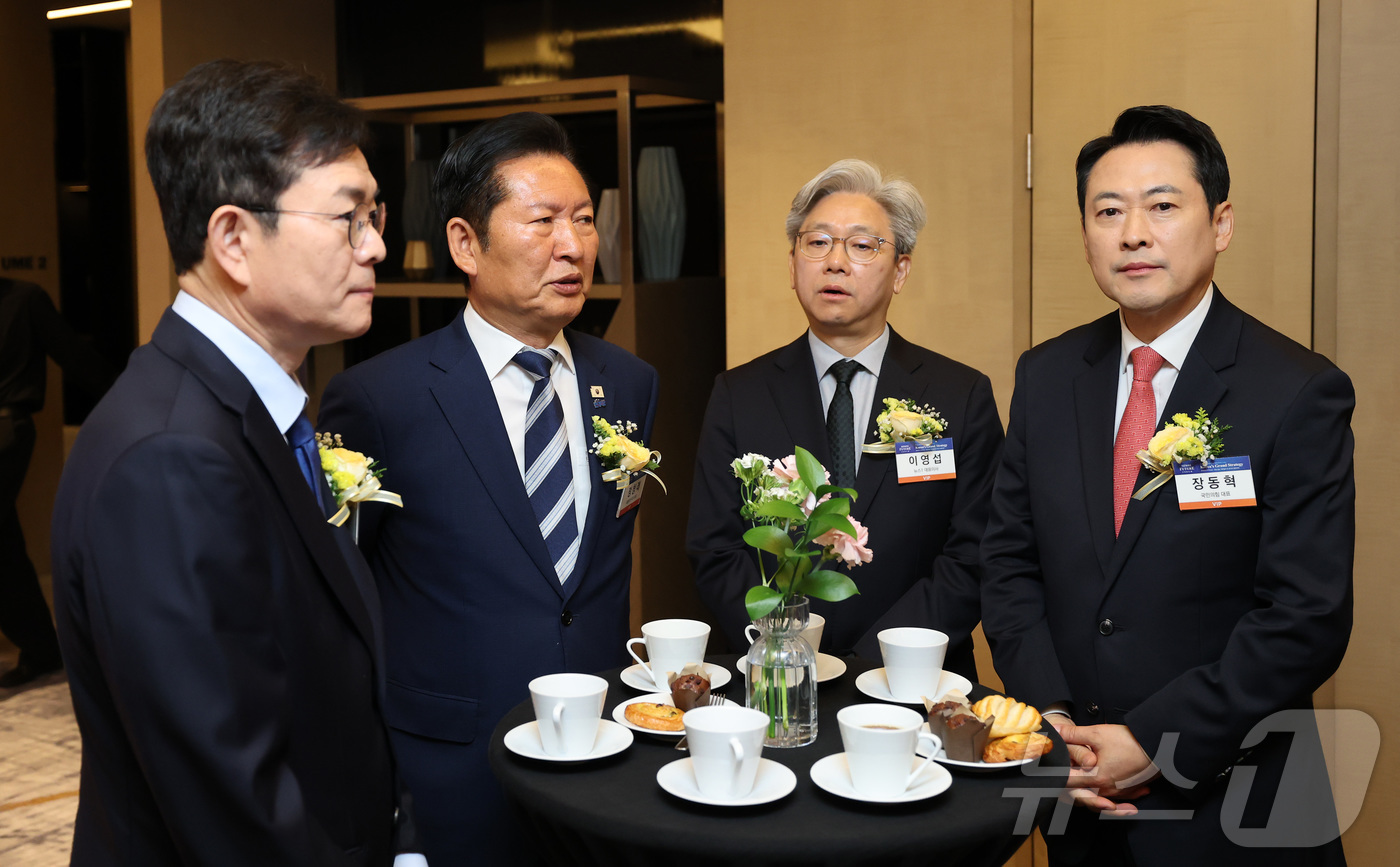 (서울=뉴스1) 임세영 기자 = 이영섭 뉴스1 대표이사(오른쪽 두번째)와 정청래 더불어민주당 대표, 장동혁 국민의힘 대표, 정원오 민주당 서울시장 후보가 7일 서울 여의도 페어몬트 …