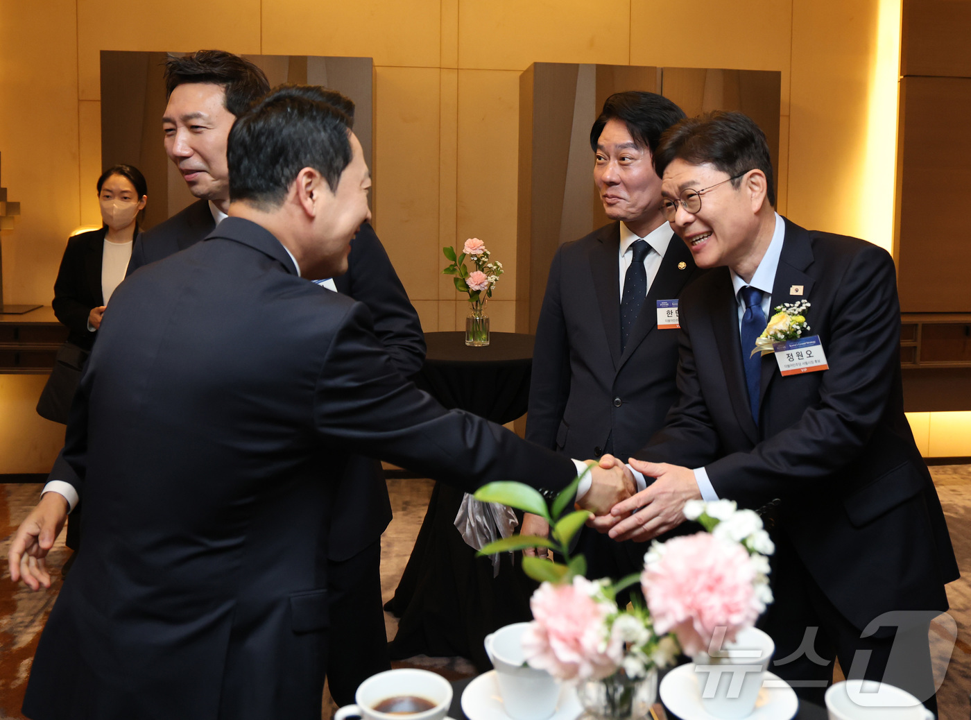 (서울=뉴스1) 임세영 기자 = 장동혁 국민의힘 대표와 정원어 더불어민주당 서울시장 후보가 7일 서울 여의도 페어몬트 앰배서더 호텔에서 열리는 뉴스1 미래포럼에 앞서 열린 사전 리 …