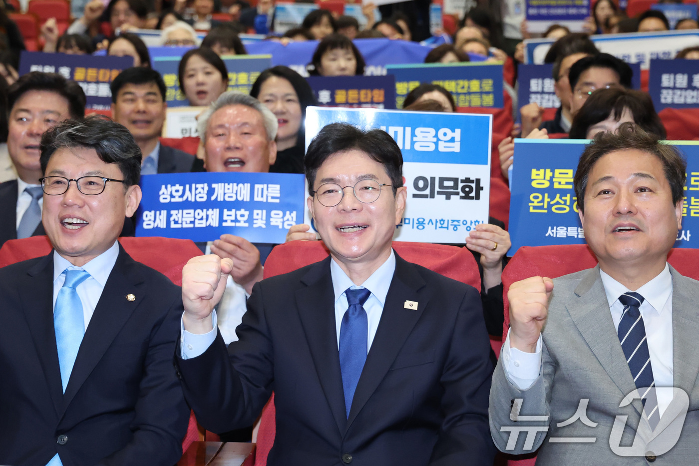(서울=뉴스1) 신웅수 기자 = 정원오 더불어민주당 서울시장 후보가 7일 서울 여의도 국회 의원회관에서 열린 36개 직능단체 정책협약식에서 기념 촬영을 하고 있다. 2026.5.7 …