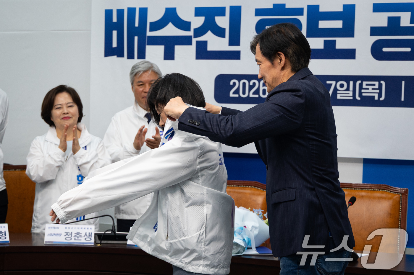 (서울=뉴스1) 유승관 기자 = 조국 조국혁신당 대표가 7일 서울 여의도 국회에서 열린 배수진 광주 광산구을 국회의원 보궐선거 후보 공천장 수여식에서 배 후보에게 당 점퍼를 입혀주 …