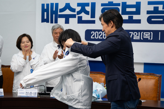 배수진 후보 당 점퍼 입혀주는 조국 대표