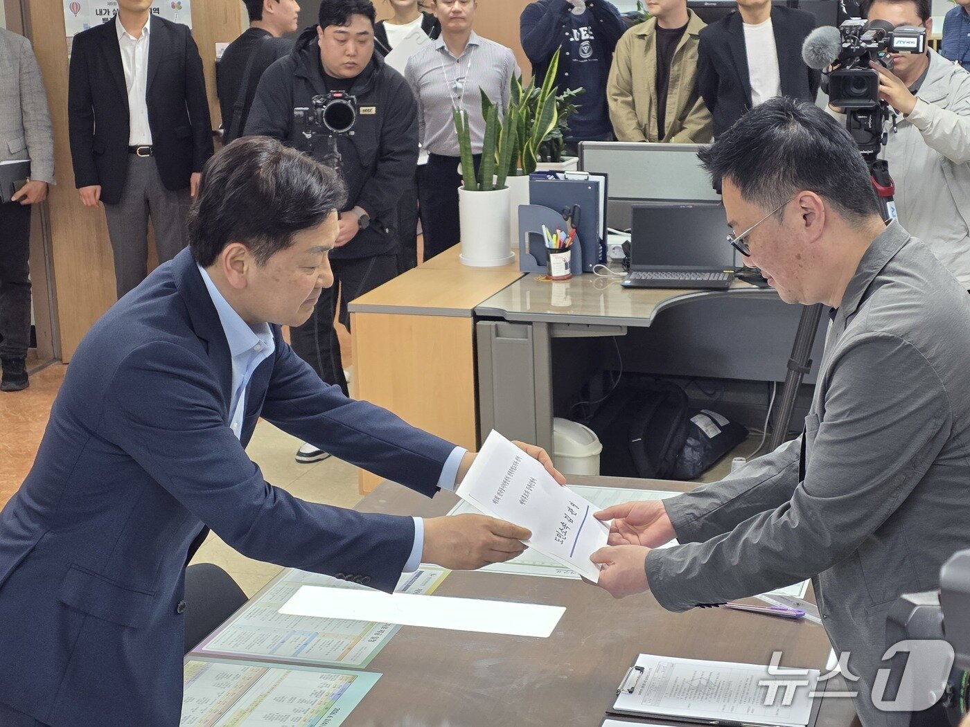 본문 이미지 - 지난 6일 김관영 전북지사가 전북선거관리위원회를 찾아 예비후보 등록 절차를 밟고 있다./뉴스1 