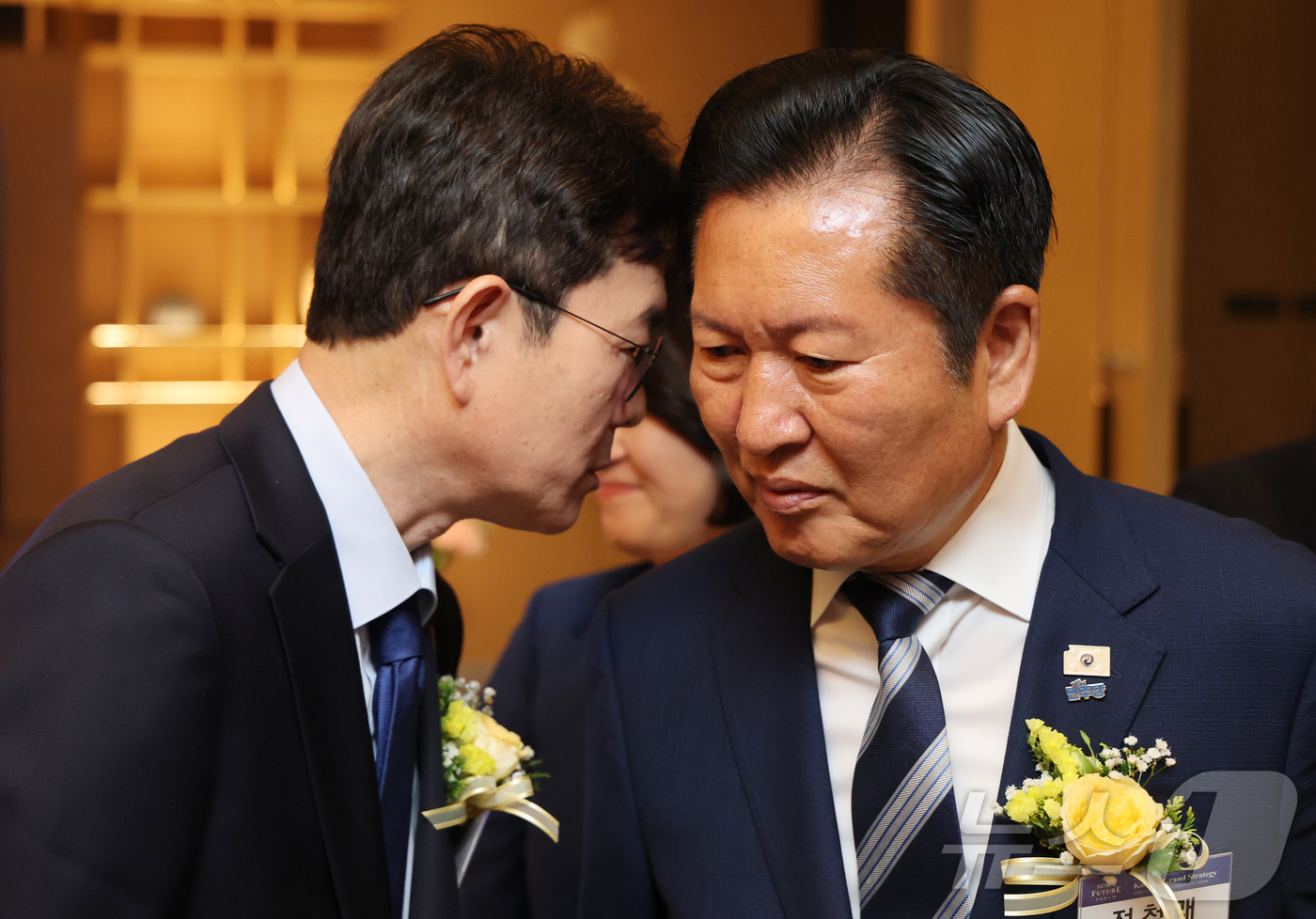 (서울=뉴스1) 임세영 기자 = 더불어민주당 정청래 대표와 정원오 서울시장 후보가 7일 서울 여의도 페어몬트 앰배서더 호텔에서 열린 뉴스1 미래포럼에 앞서 열린 차담회에서 대화를 …