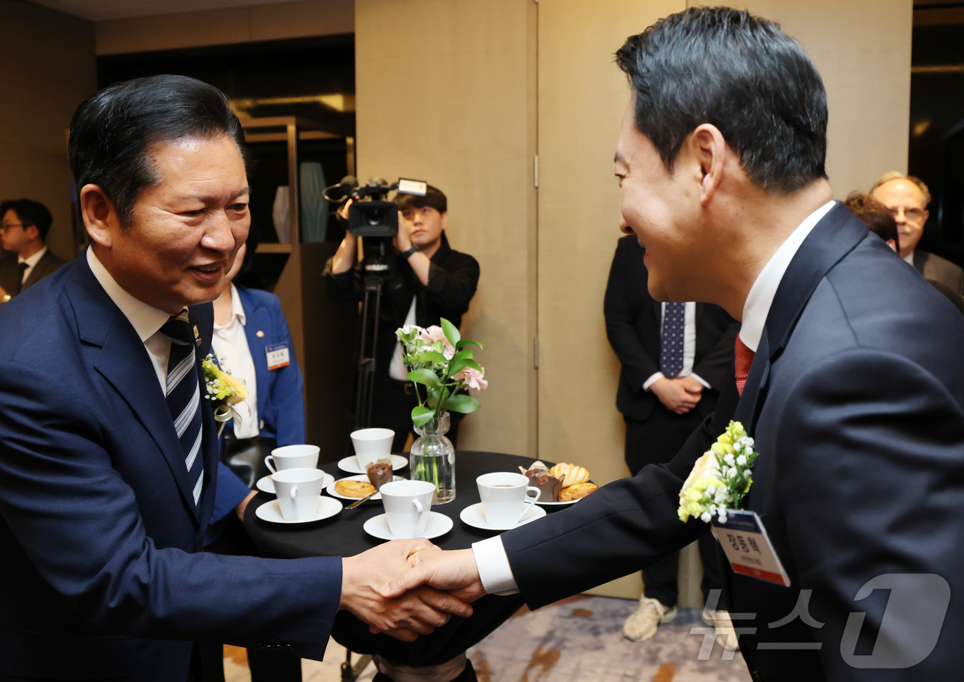 (서울=뉴스1) 임세영 기자 = 정청래 더불어민주당 대표(왼쪽)와 장동혁 국민의힘 대표가 7일 서울 여의도 페어몬트 앰배서더 호텔에서 열린 뉴스1 미래포럼에 앞서 열린 차담회에서 …