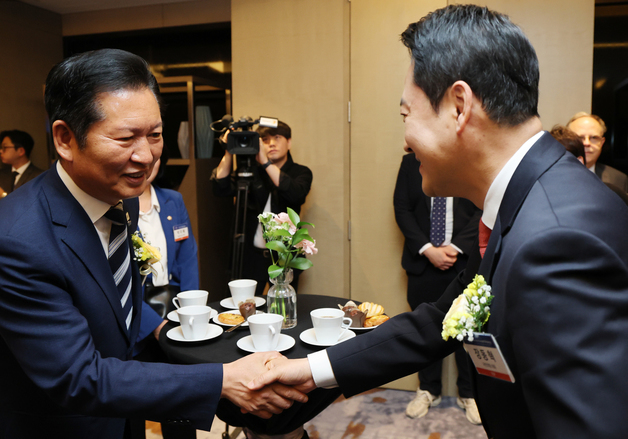 미래포럼서 인사하는 정청래·장동혁