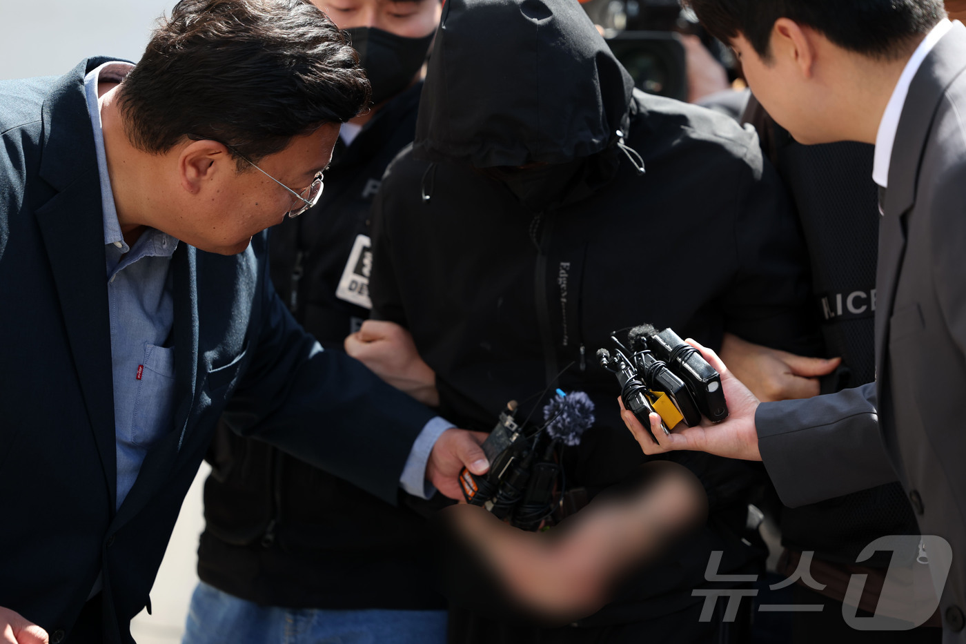(광주=뉴스1) 이승현 기자 = 광주 도심에서 일면식 없는 여고생을 살해한 장 모 씨(24)가 7일 구속 전 피의자 심문(영장실질심사)를 받기 위해 광주지방법원에 들어서고 있다. …