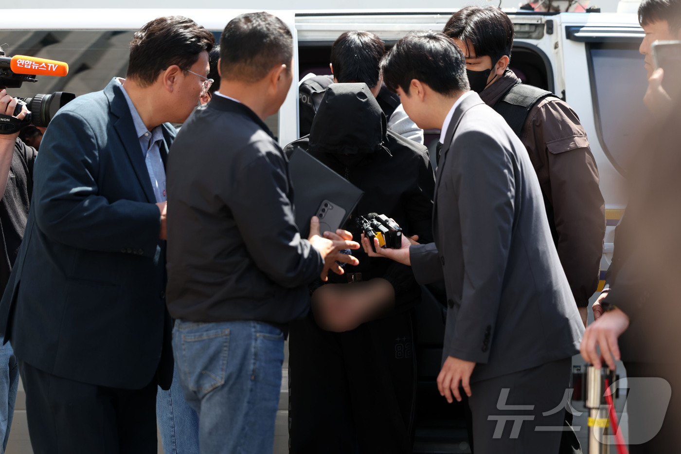 (광주=뉴스1) 이승현 기자 = 광주 도심에서 일면식 없는 여고생을 살해한 장 모 씨(24)가 7일 구속 전 피의자 심문(영장실질심사)를 받기 위해 광주지방법원에 들어서고 있다. …