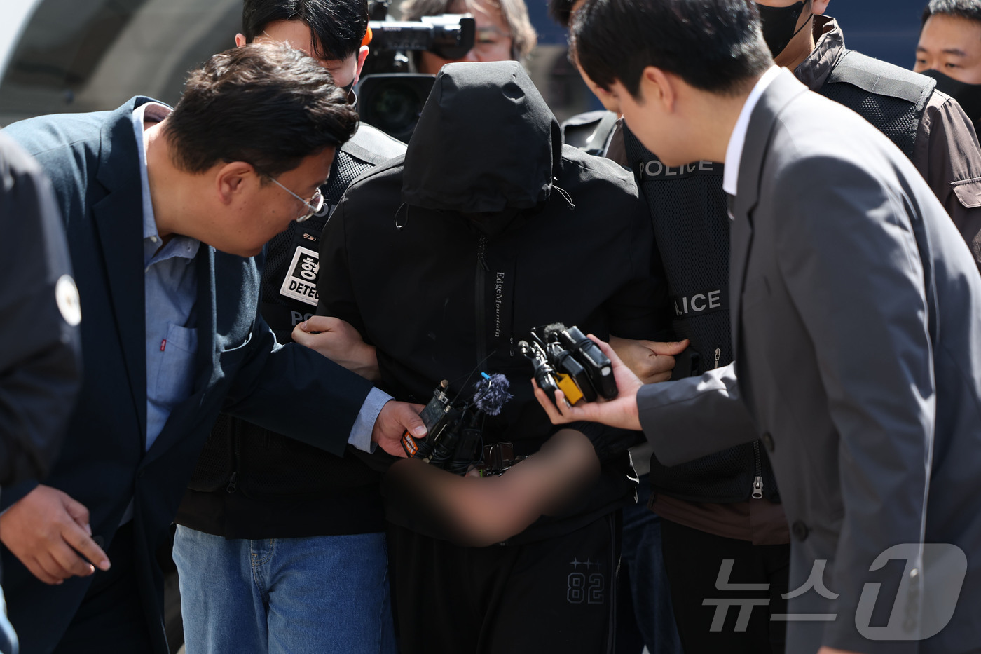 (광주=뉴스1) 이승현 기자 = 광주 도심에서 일면식 없는 여고생을 살해한 장 모 씨(24)가 7일 구속 전 피의자 심문(영장실질심사)를 받기 위해 광주지방법원에 들어서고 있다. …